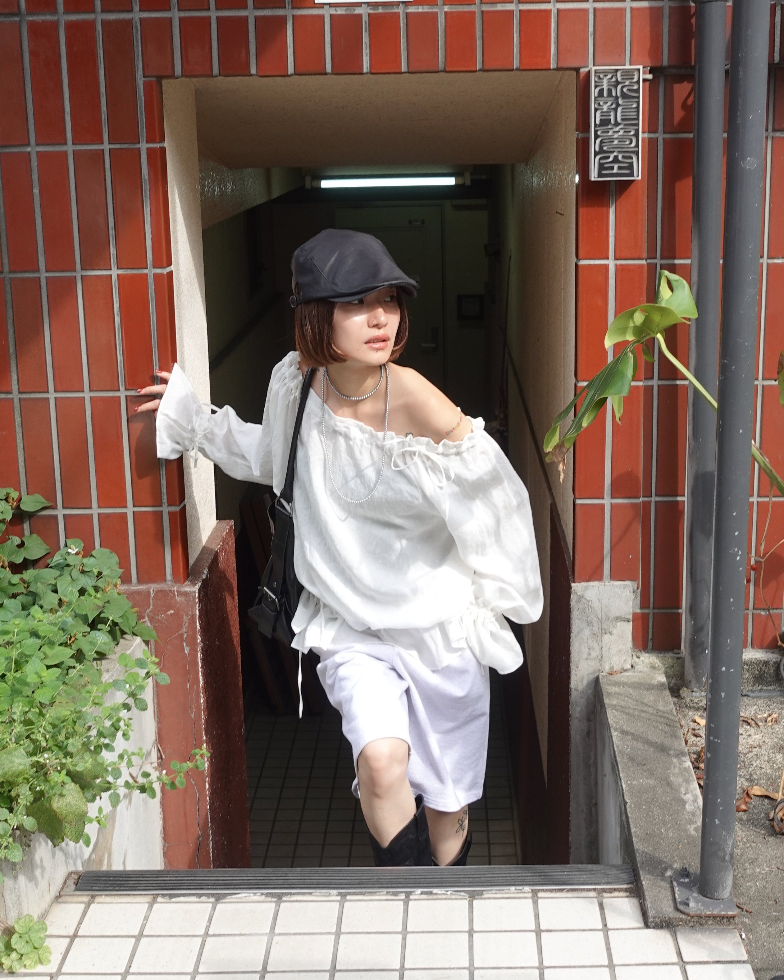 デザインオフショルチュニック
