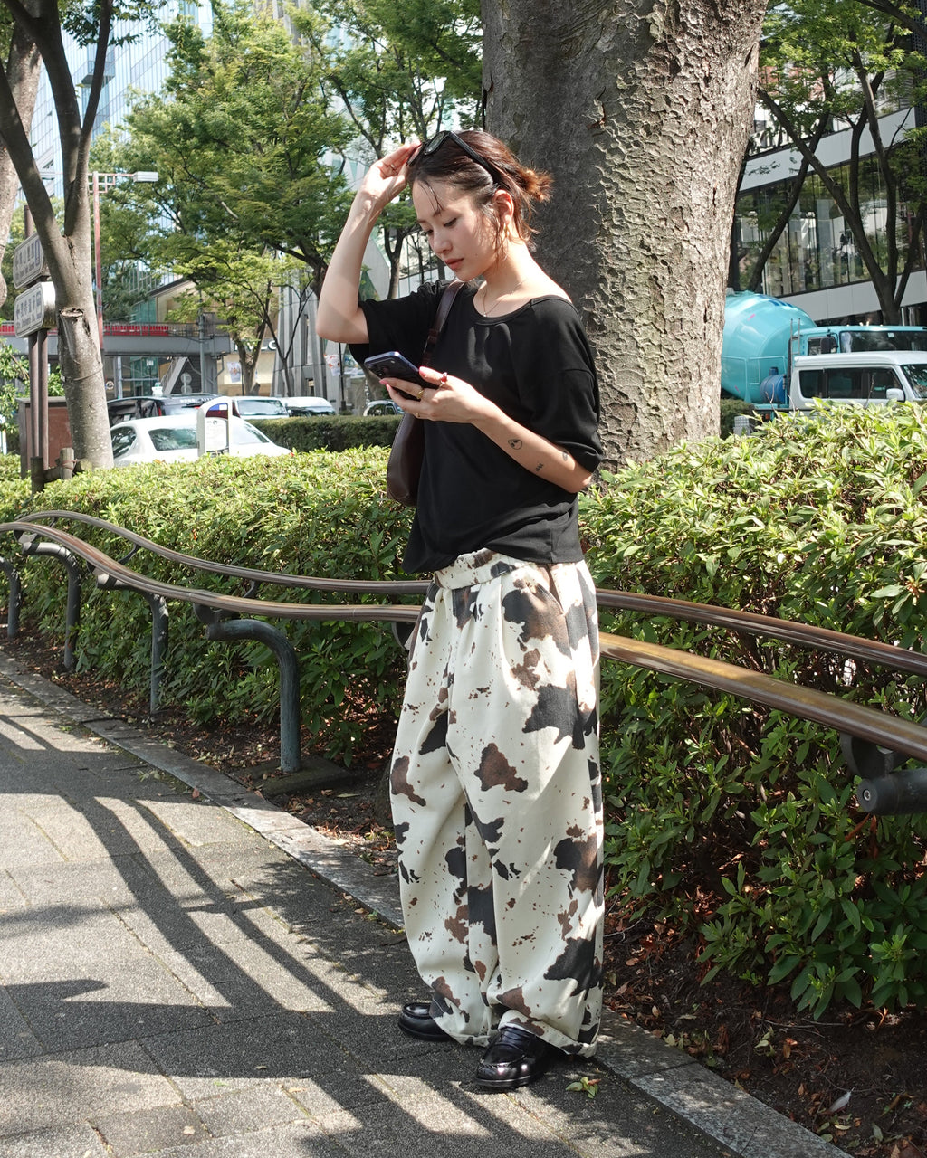 COWモチーフラフパンツ